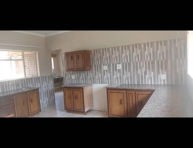 4 BEDROOM FREESTANDING FOR SALE IN NESERHOF